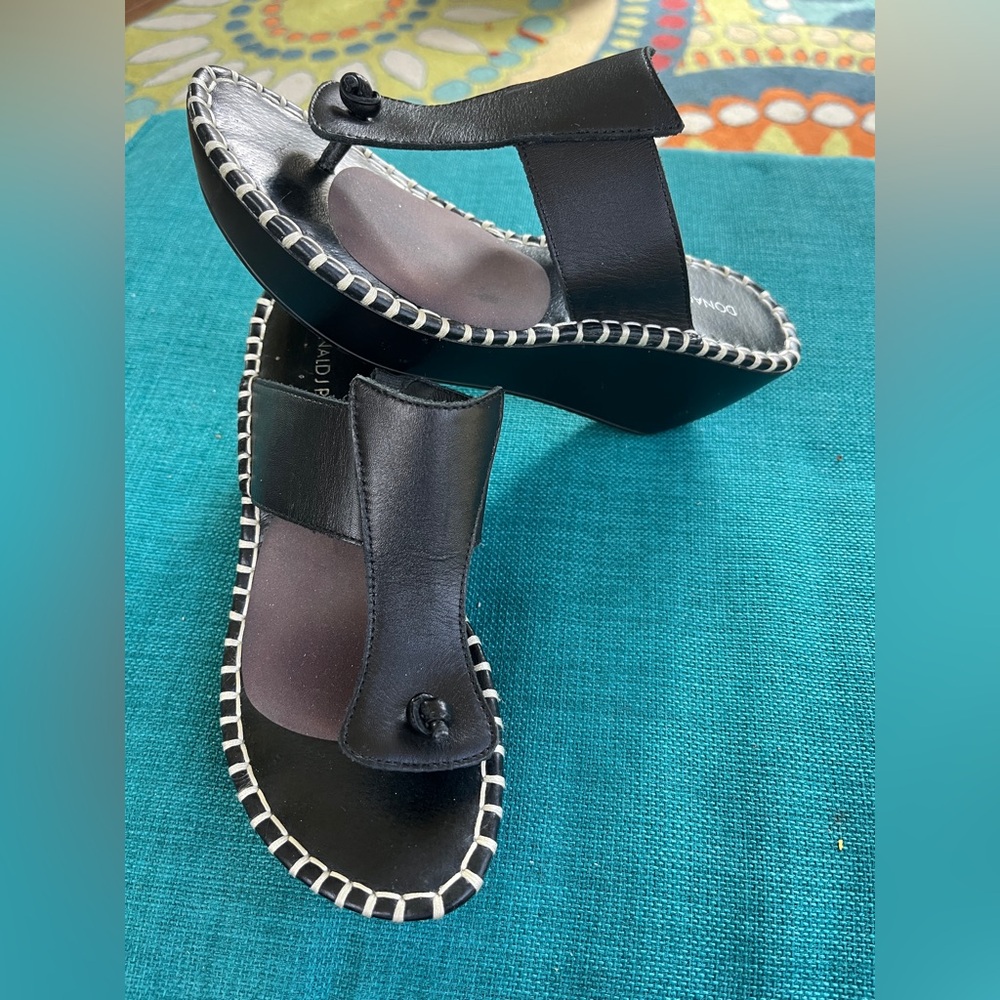 Donald J. Pliner Black Leather Wedge Toe-Post Sandals Excellent  To like New 6